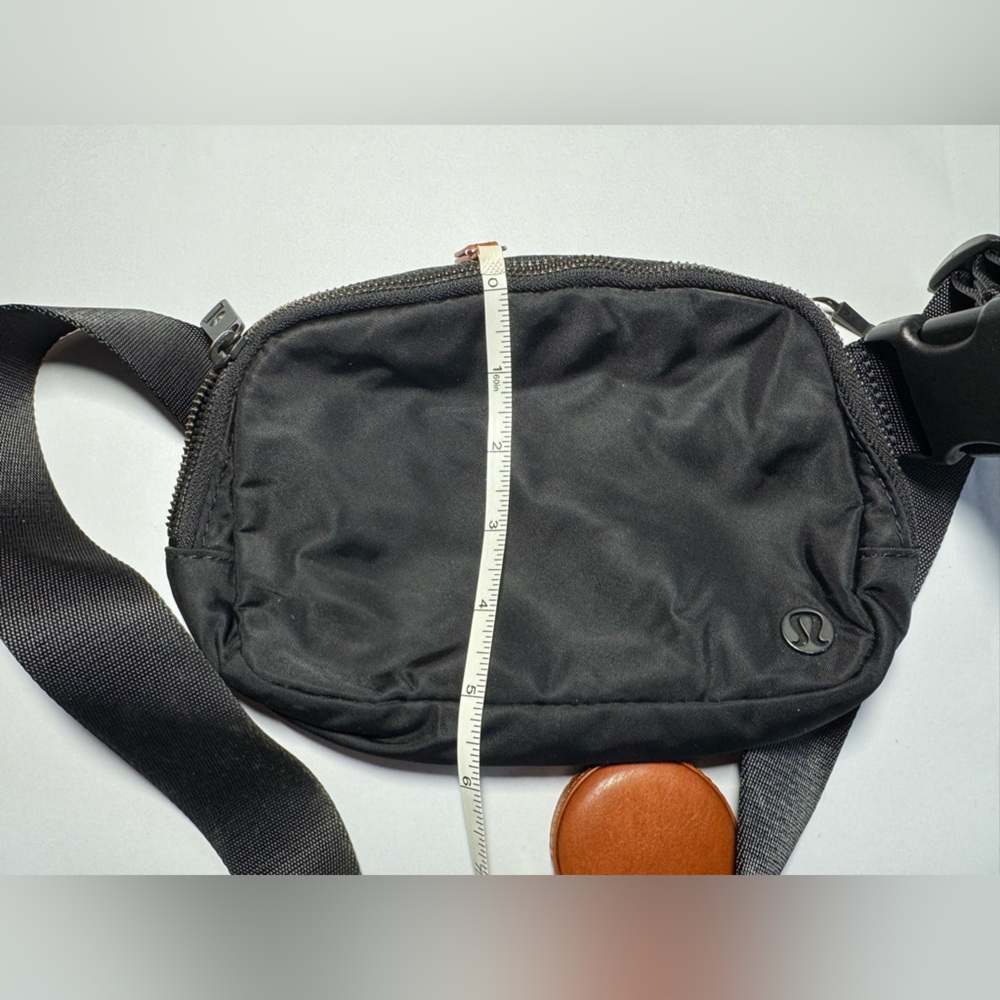 Lululemon Everywhere Belt Bag 1L Unisex used-good condition - Picture 4 of 6
